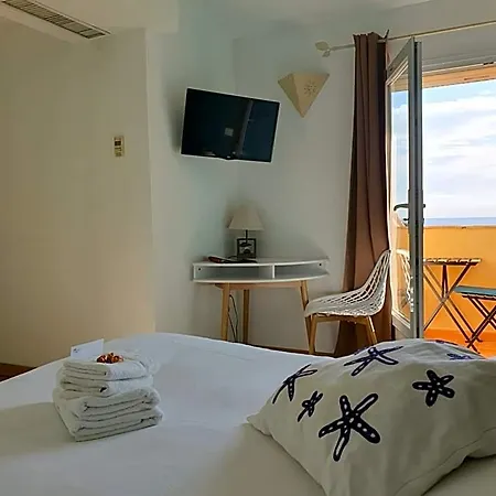 Les Calanques 2* لي إيسامبر