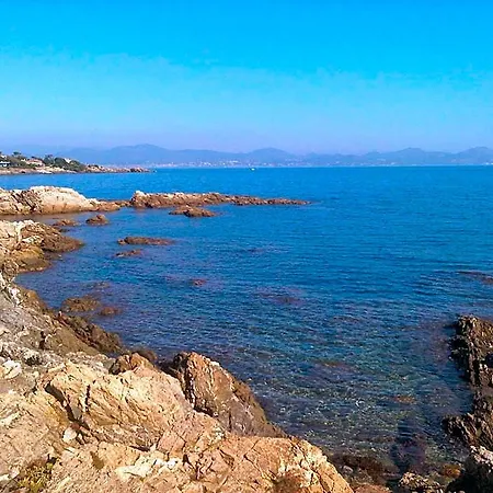 Les Calanques 2* لي إيسامبر
