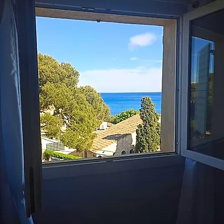 Les Calanques 2* لي إيسامبر