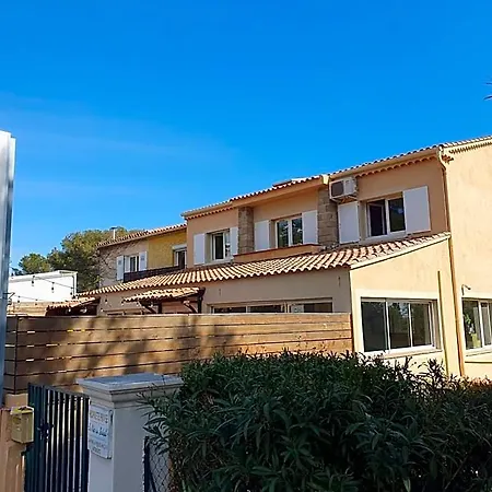 Les Calanques لي إيسامبر
