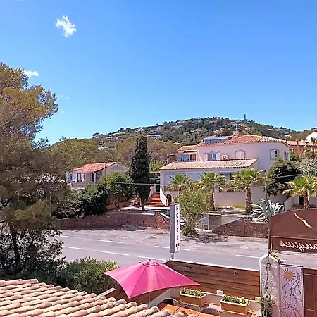 Les Calanques فندق لي إيسامبر